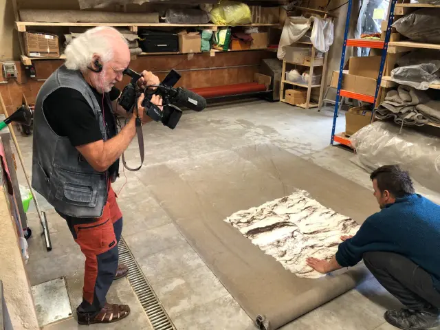 Eugenio Monesma, grabando su último documental sobre la elaboración artesanal del fieltro en el pueblo navarro de Zoroquiaín.