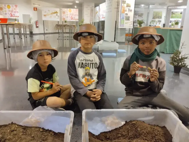 Tres niños de 3º y 4º de Educación Primaria del CEIP Peñaflor, durante la actividad científica del CSIC.
