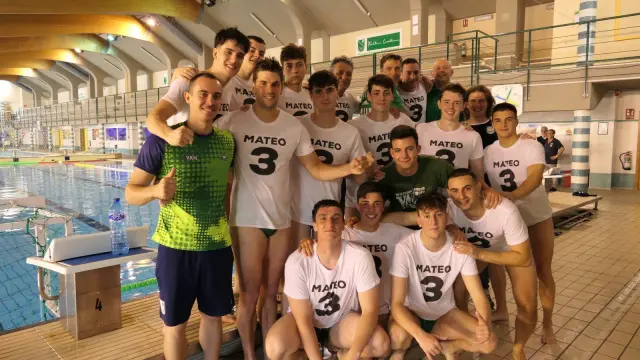 El equipo del Stadium Casablanca de waterpolo, con la camiseta homenaje a Mateo.
