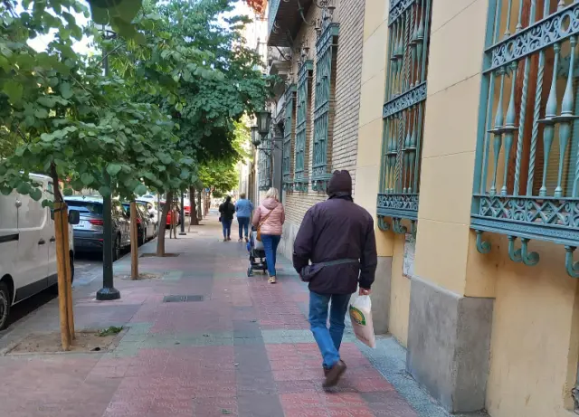Gente abrigada paseando por una calle del centro de Zaragoza esta semana.