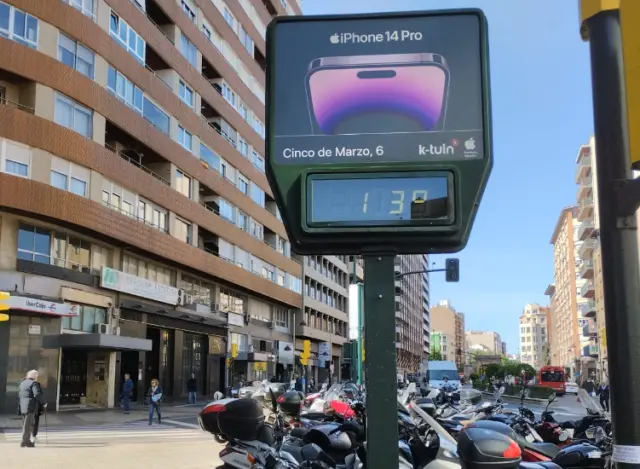 Reloj-termómetro de la calle de César Augusto de Zaragoza, que marcaba esta semana 13 grados a medio día y con viento.