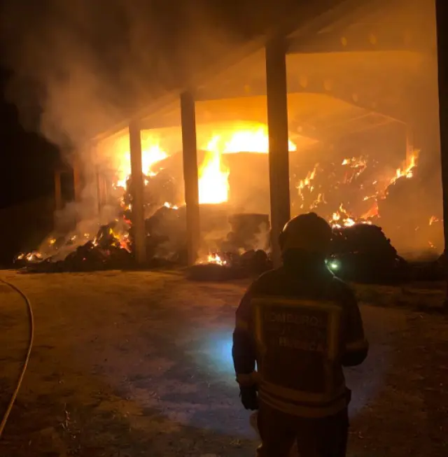 Incendio producido por causas que se desconocen en una explotación ganadera en Castillazuelo, en Huesca.