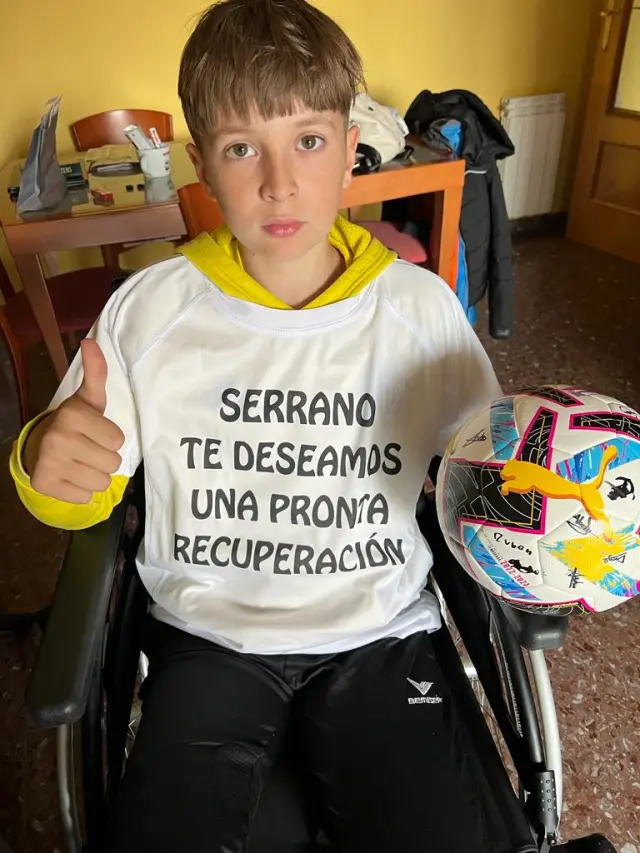 David Serrano con la camiseta que le han regalado sus compañeros de la U.D. Balsas Picarral.