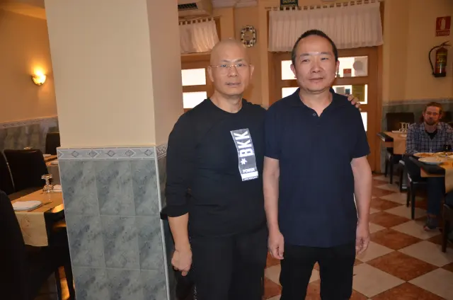 Huadi Jiangke, a la izquierda, y uno de sus empleados, en el restaurante Ciudad del Dragón.