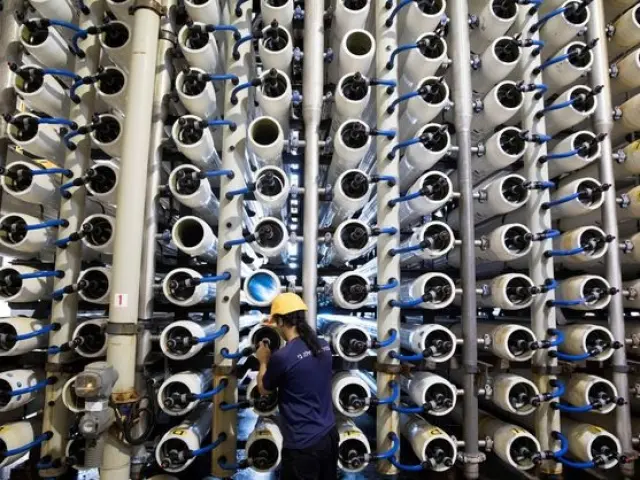 Un trabajador revisa la presión del agua del mar en la planta desalinizadora de Hadera (Israel).