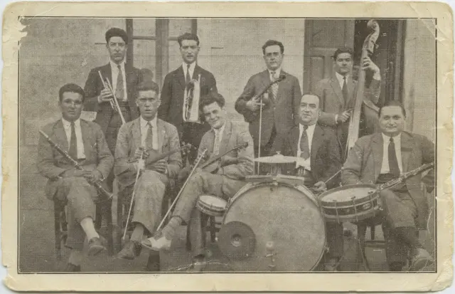 Primera foto de la Orquestina Ríos. En el centro Antonio Ríos Ferrer con músicos de Ontiñena. 1916.