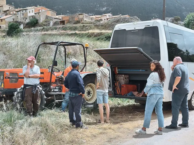 ¿El accidente? ¿Sabrá manejar el tractor el hipster? Entre otros, vemos a Lalo Tenorio y a Berta Vázquez, y a varios componentes de figuración.