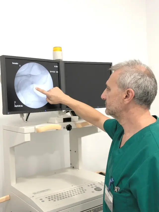 El doctor Carlos Jarabo mira una prueba relacionada con la cadera.