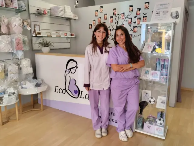 Irene Castaño, junto a una compañera, en Ecolady, empresa especializada en ecografías para embarazadas.