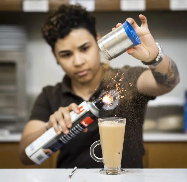 Lenissa Tejada, barista de Criollo, culmina un café.