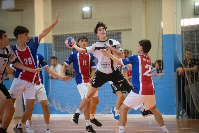 Foto de la final del Campeonato de España de balonmano infantil en Zaragoza: Dominicos-Agustinos Alicante en el pabellón Salduba