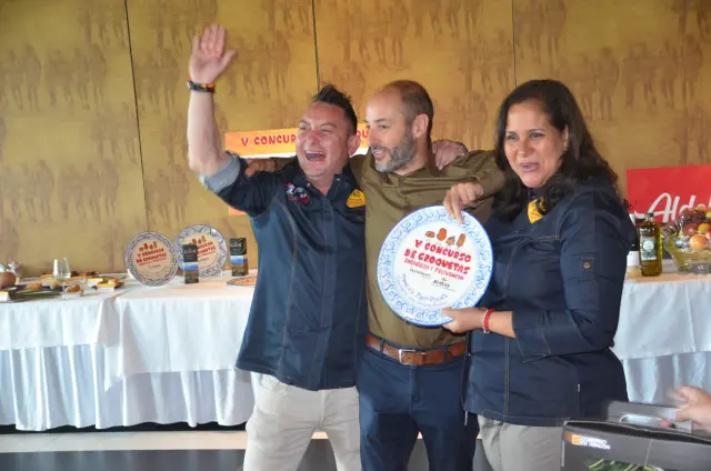 La alegría de los propietarios de Dalai, ganadores de la croqueta con cerveza Ambar.