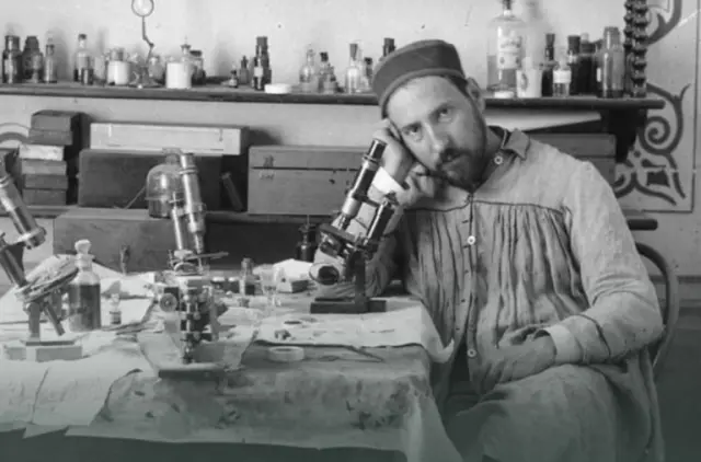 Santiago Ramón y Cajal en su despacho, siempre cerca de su microscopio.
