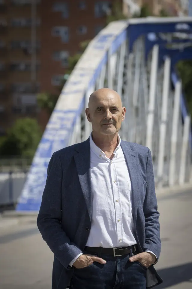 Miguel Mena ha logrado un gran éxito con títulos como 'Canciones ligeras' y 'Puente de Hierro', publicadas por Pregunta.