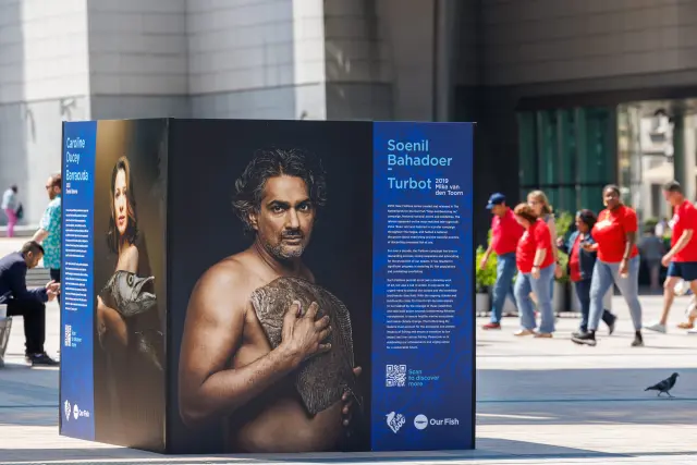 La exposición fotográfica 'Ending EU Overfishing: The Decade Past and The Decade to Come' expuesta ante la sede del Parlamento Europeo en Bruselas.