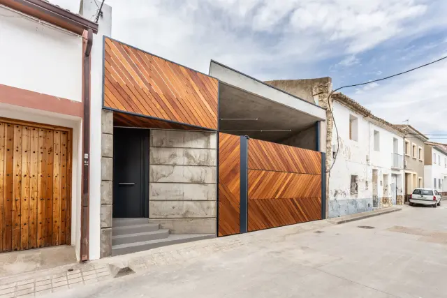 La Casa MM, en Leciñena, inspirada en un portón de una casa típica monegrina.