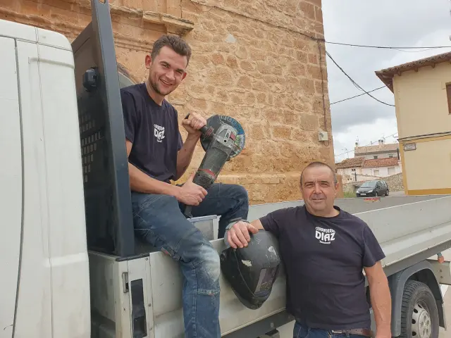 Mario Sierra y Miguel Díaz, en la furgoneta de trabajo de Cerrajerías Díaz, en Castralvo.