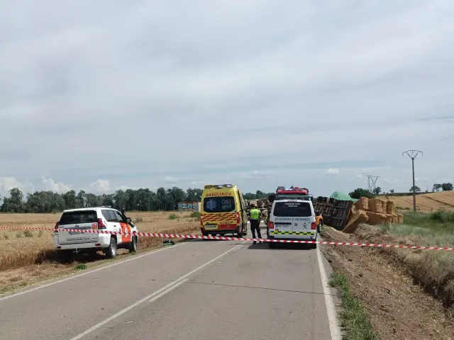 Equipos de emergencia en el lugar del accidente en la A-1212, entre Huesca y Sangarrén.