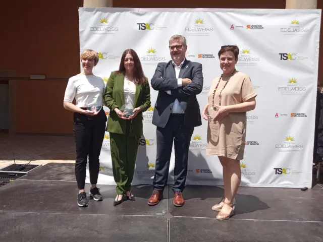 Foto de galardonadas con las medallas de III Premios Edelweiss de turismo sostenible en el patio del Museo de Huesca.