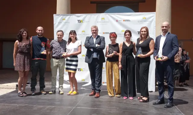 Foto de galardonados de los III Premios Edelweiss de turismo sostenible en el patio del Museo de Huesca.