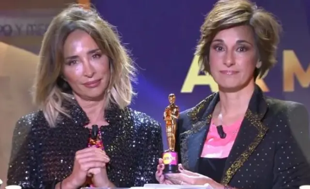 María Patiño y Adela González le entregan el Óscar Honorífico.