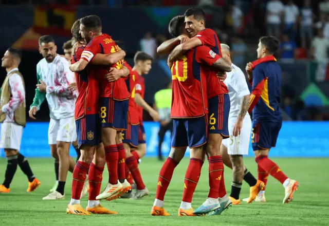 Los jugadores de la selección española celebran el triunfo ante Italia
