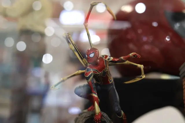 Una figura de Spiderman en la exposición 'Superhéroes showroom 2023'.