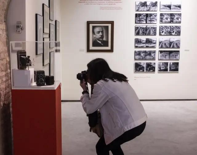 Hasta el 2 de julio puede visitarse en la Casa de los Morlanes la exposición que condensa la trayectoria histórica de la Real Sociedad Fotográfica de Zaragoza en 140 imágenes de 60 fotógrafos.