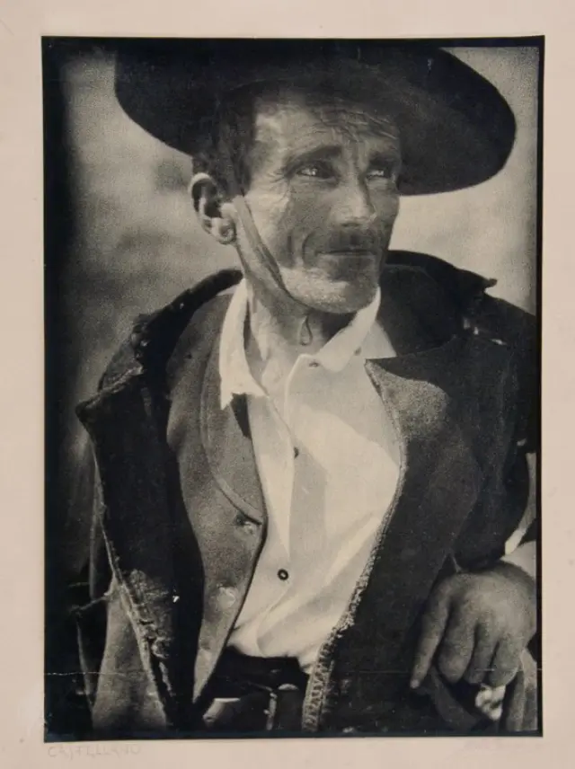 Con esta obra, ‘Castellano’, tomada en 1920, concurrió José Ortiz Echagüe, socio de honor de la Sociedad Fotográfica de Zaragoza, a su primer Salón Internacional de Fotografía, en 1925. La textura de esta imagen, ejemplo de pictorialismo, se debe a la técnica de Fresson.