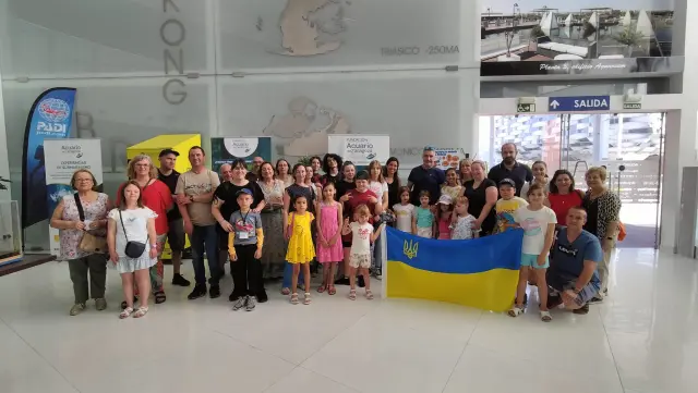 Una veintena de niños ucranianos disfrutan de un día en el parque de atracciones y el acuario junto a sus familias de acogida