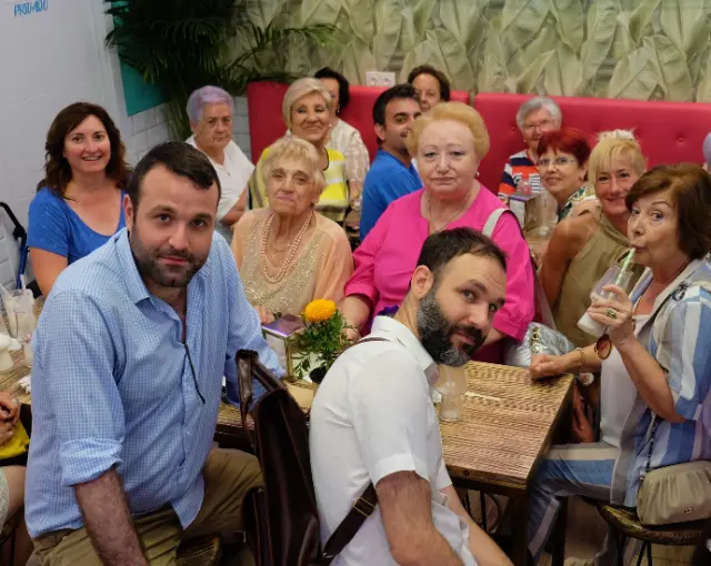 Algunos de los voluntarios y de las personas mayores que asistieron a la merienda contra la soledad no deseada de Fundación Amigos de los Mayores en Zaragoza.
