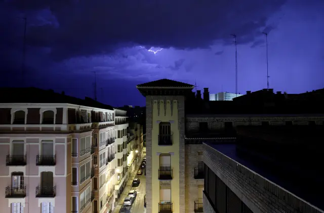 Imagen del centro de Zaragoza durante una tormenta eléctrica.