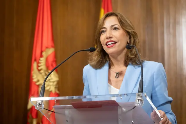La alcaldesa de Zaragoza, Natalia Chueca, durante la rueda de prensa ofrecida este lunes en el arco de banderas de la Casa Consistorial.