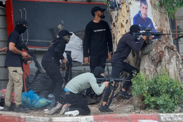 Palestinos se enfrentan con las tropas israelíes durante una redada en Yenín (Cisjordania)