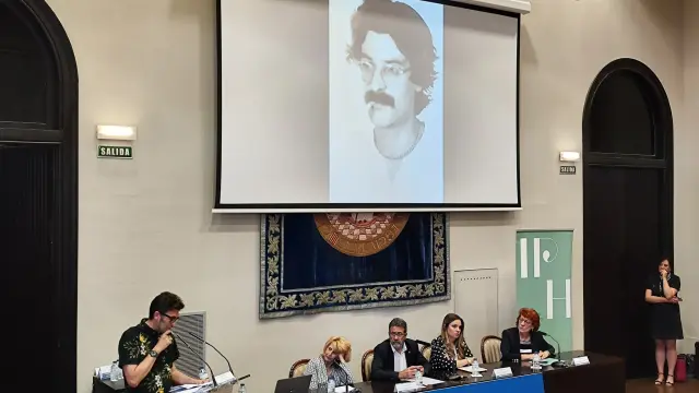 El poeta y profesor David Mayor explica los trece poemarios de José Luis Rodríguez. En la mesa, de izquierda a derecha, Elena Barlés, Francisco Beltrán, Marú y Concha Lomba.