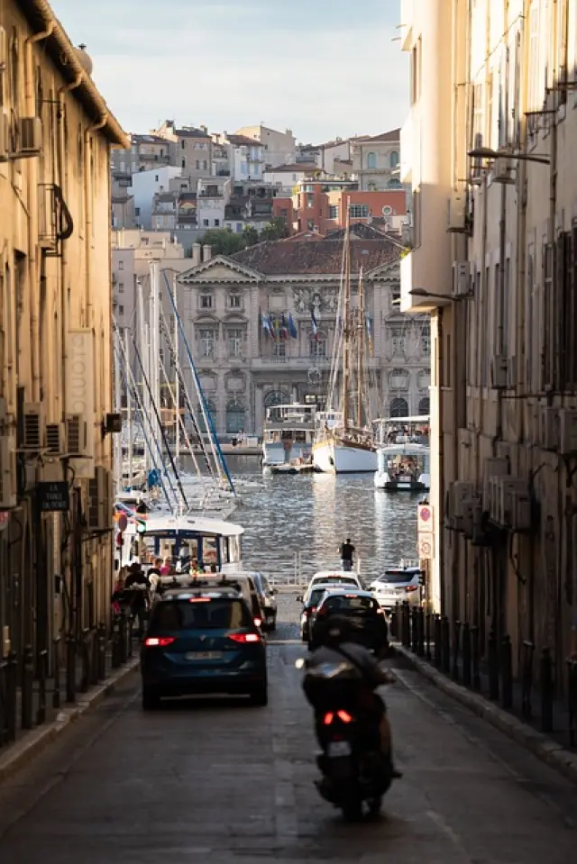 Al fondo, el puerto viejo de Marsella