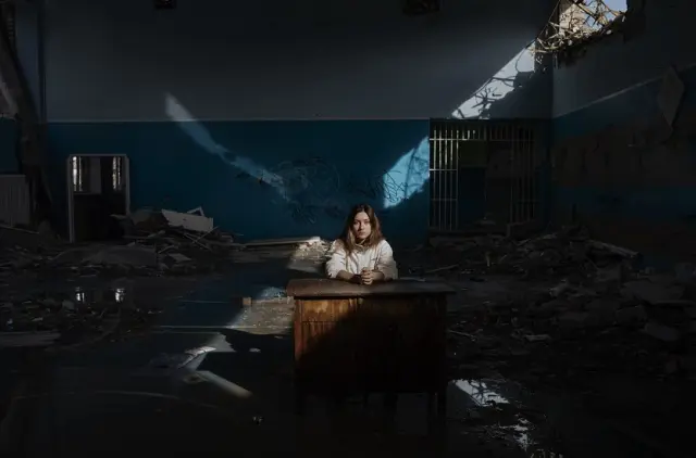 Retrato de Daria Kechenovska, de 16 años, dentro de su escuela destruida en Ucrania (2022).