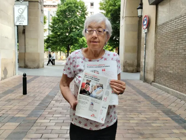 Juana Mary Lecumberri, que hizo un testamento solidario hace 14 años, en el paseo de la Independencia de Zaragoza.