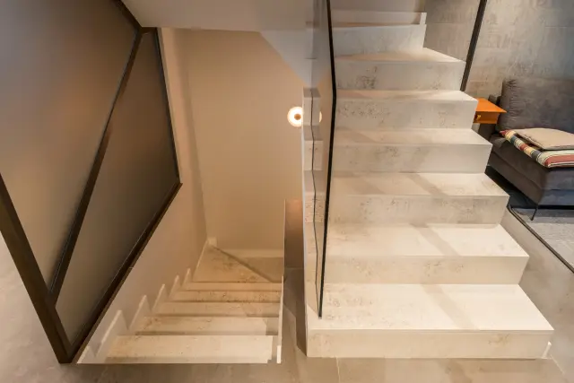 La escalera de una vivienda rehabilitada por el estudio Metro7 en Zaragoza.