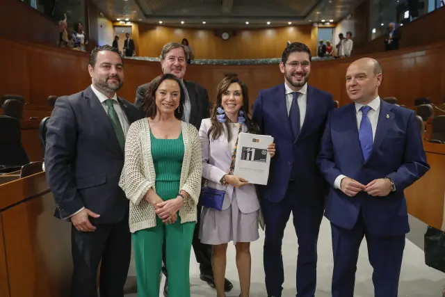 Marta Fernandez (c) posa junto a diputados de Vox Aragón tras ser elegida presidenta de las Cortes, este viernes.