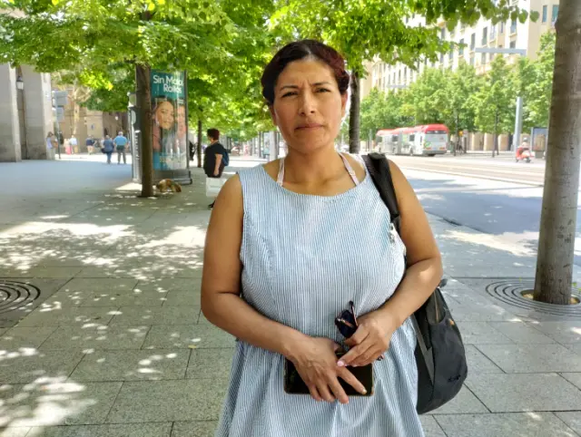 Verónica Velasco, que comparte piso con otra familia monoparental, en el paseo de la Independencia de Zaragoza.
