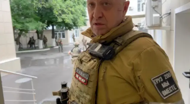 El fundador del grupo de mercenarios privados de Wagner, Yevgeny Prigozhin, habla dentro de la sede del centro de comando militar del ejército del sur de Rusia, que está bajo el control de Wagner PMC, según él, en la ciudad de Rostov