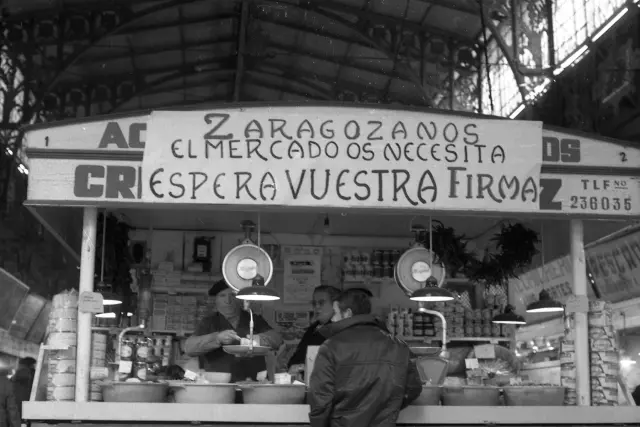 "Zaragozanos, el mercado os necesita". En los años 70 se logró recoger 40.000 firmas que evitaron que el Ayuntamiento echara abajo la lonja para construir una gran avenida.