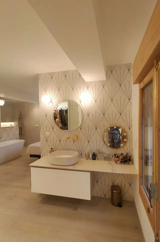Un baño de una casa en Zaragoza, totalmente incrustado en el dormitorio principal.