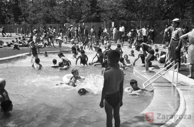La antigua piscina del parque Grande, en los 80, a pleno rendimiento.