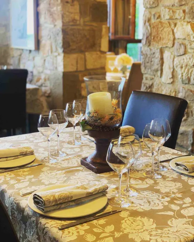 Una de las mesas preparadas para comer en Casa Pardina en Alquézar.