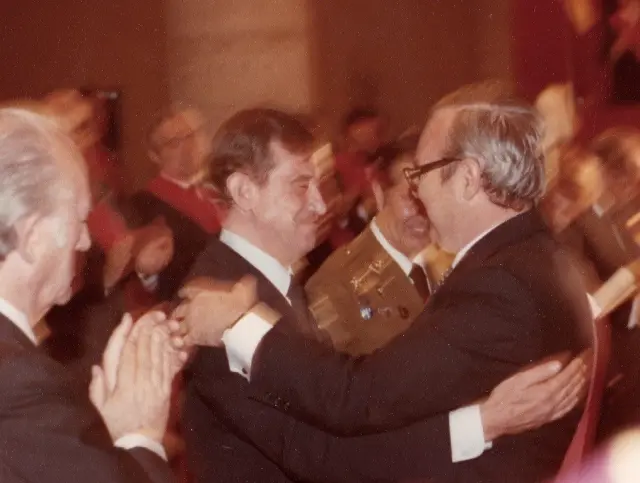 Luis García Abrines, ante Antonio Mingote, abraza al alcalde Ramón Sainz de Varanda al ser designado Hijo Predilecto de l Zaragoza en 1982.