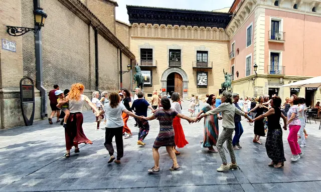Baile circular participativo en la plaza de San Felipe organizado por la asociación Laqtespera una mañana de domingo.