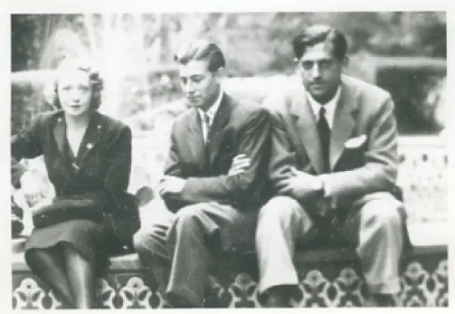 Pilar Bayona, Luis García Abrines y Alfonso Buñuel en un viaje que hicieron en la posguerra por Sevilla.