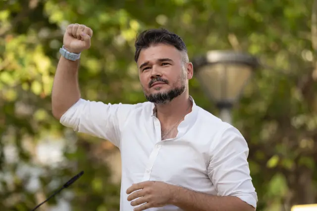 PALAMÓS (GIRONA), 07/07/2023.- El cabeza de lista de ERC al Congreso, Gabriel Rufián, participa en un acto electoral de su partido en Palamós, este viernes .EFE/David Borrat